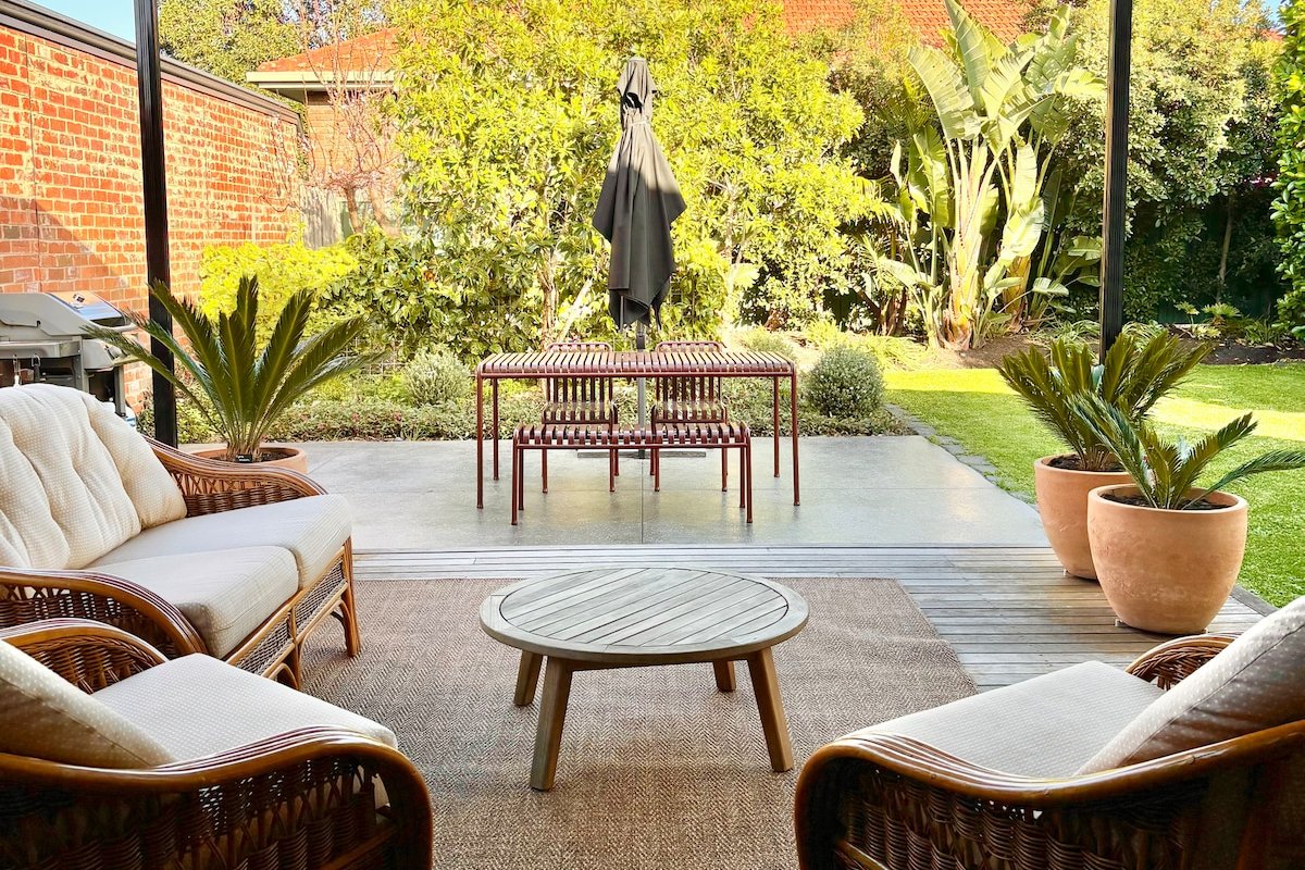 Renovated 3BR Bungalow, Near Train & Market gallery image 2