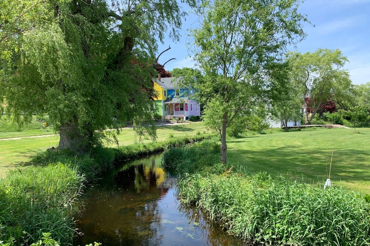 Cheerful 200yr old Farmhouse on 6 acres near beach gallery image 3