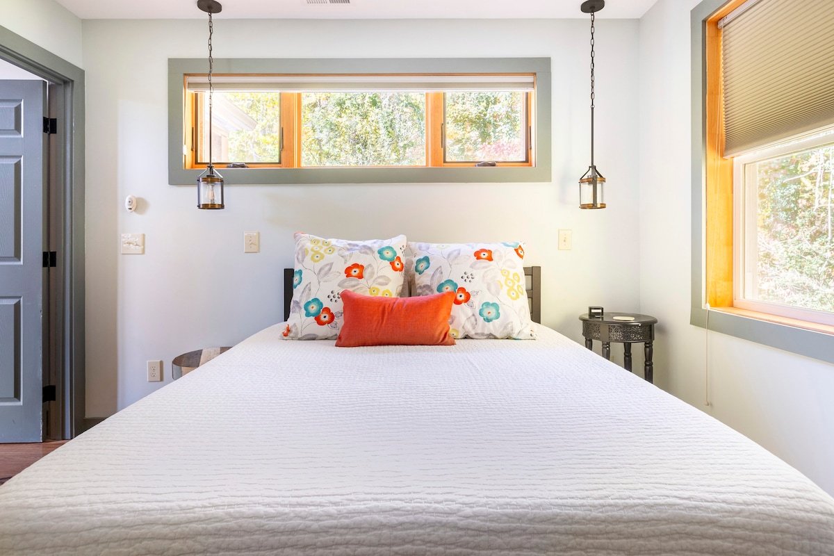 Enchanting Cottage near Downtown Asheville gallery image 3