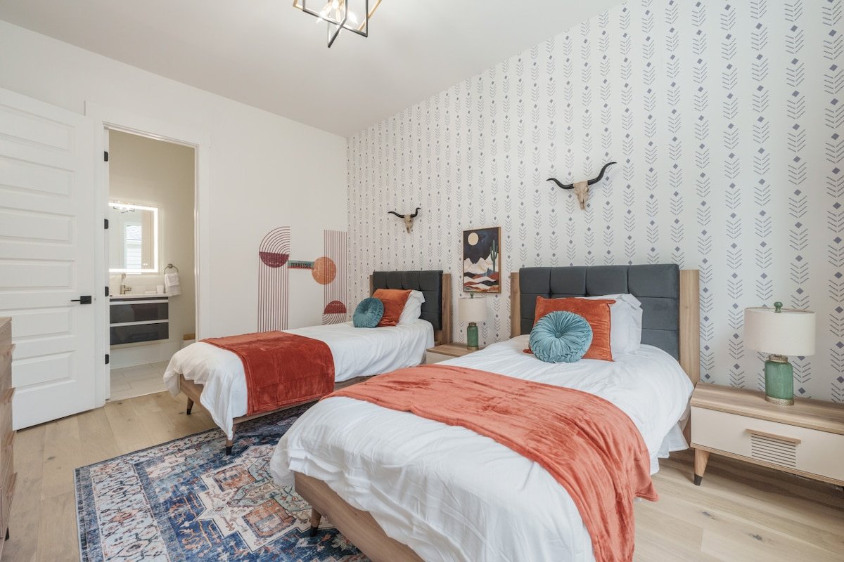 Weekend Getaway-Walk to Restaurants-2 Car Garage! gallery image 3