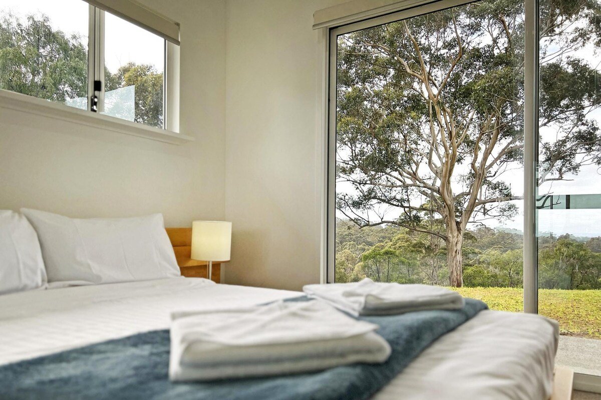 Shadforth Rise: Peaceful modern haven, Inlet views gallery image 4