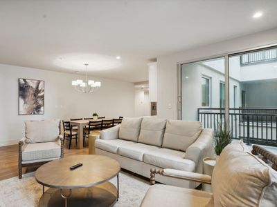 Spacious Unit w/Balcony – Great for Saints Games