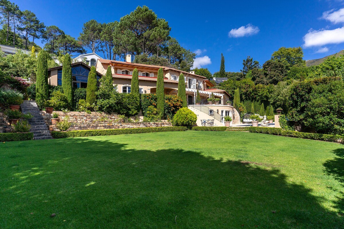 4-bedroom Provençal style villa in Bishopscourt gallery image 4