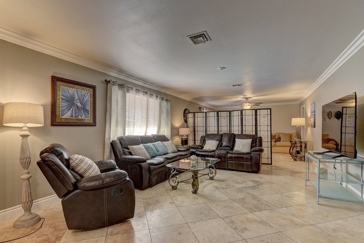 Gorgeous 6b/4b VILLA .5acre *POOL* 5 min to Strip gallery image 4