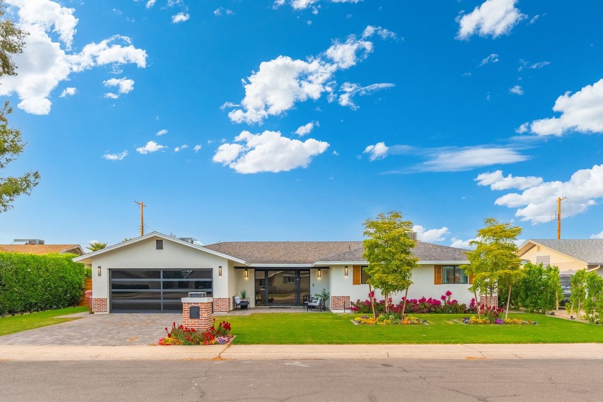 Aquarium Floor, Pool & Jacuzzi – Walk to Old Town gallery image 5