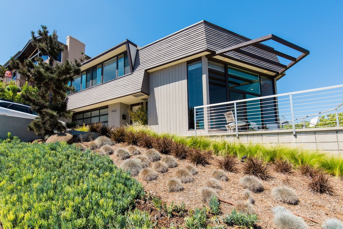 Savor Panoramic Harbor and Skyline Views near Shelter Island gallery image 2