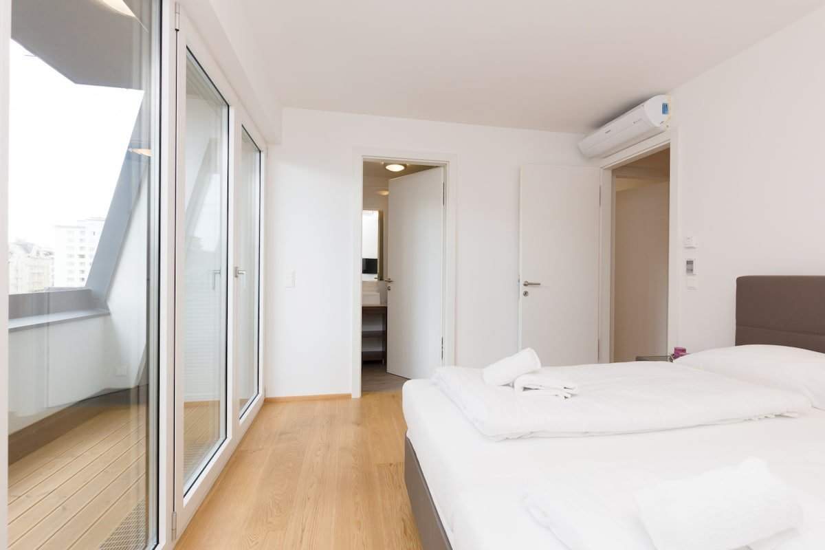 City Center Penthouse: Modern 5BR w/ AC, Riverside gallery image 5