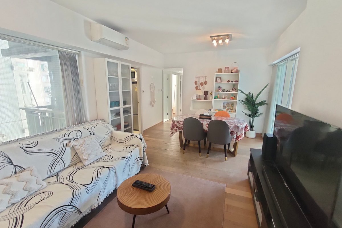 Cosy&fancy 3 BR (630sqft)with balcony, Soho. gallery image 3