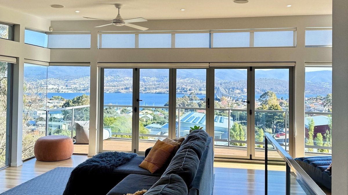 Spacious 4BR Home: Amazing Views, Ideal for Groups gallery image 2