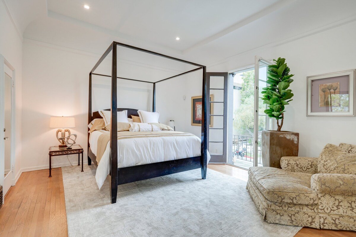 Walk To Rodeo Dr! 3000 Sqft! EntireTop Floor. Luxe gallery image 4