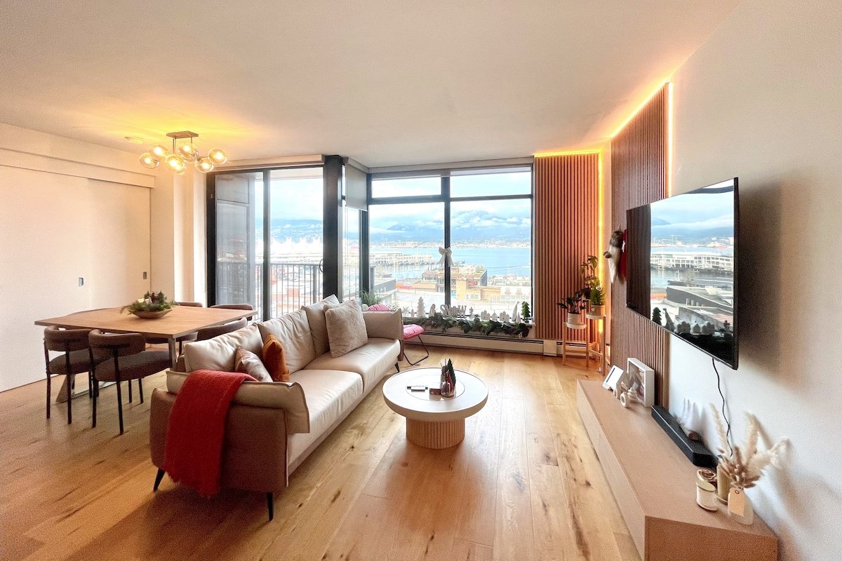 Spacious 2-bedroom Condo with Ocean and City Views gallery image 3