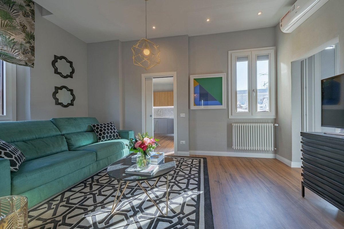 Flamingo Luxury – 2 Bedroom 2 Bath with Balcony gallery image 2