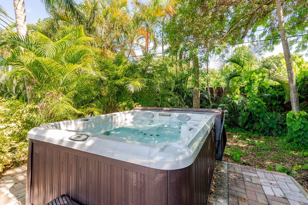 Luxury 5 Bedroom Art Villa, Heated Pool, Hot tub gallery image 5