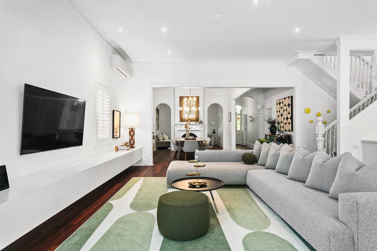 Gum Tree Manor – 5 bedroom + pool gallery image 2