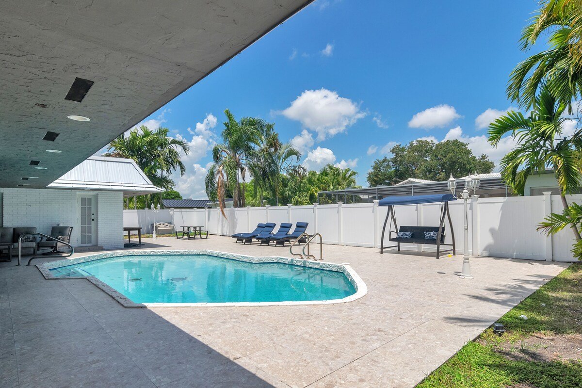 New modern 4 Bedroom+Office,Pool, bbq, game room gallery image 5