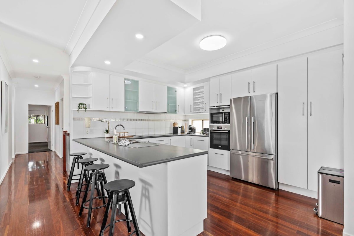 Manly Oasis 5BR – 3 King Beds, Pool, BBQ gallery image 5