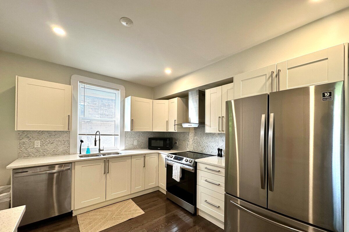 Spacious 5 Bedroom Home | Yard + Parking gallery image 4