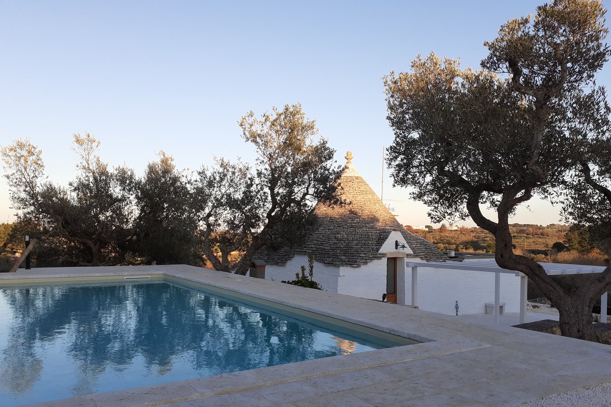 Trullo Fior di Ciliegio panoramico con piscina.