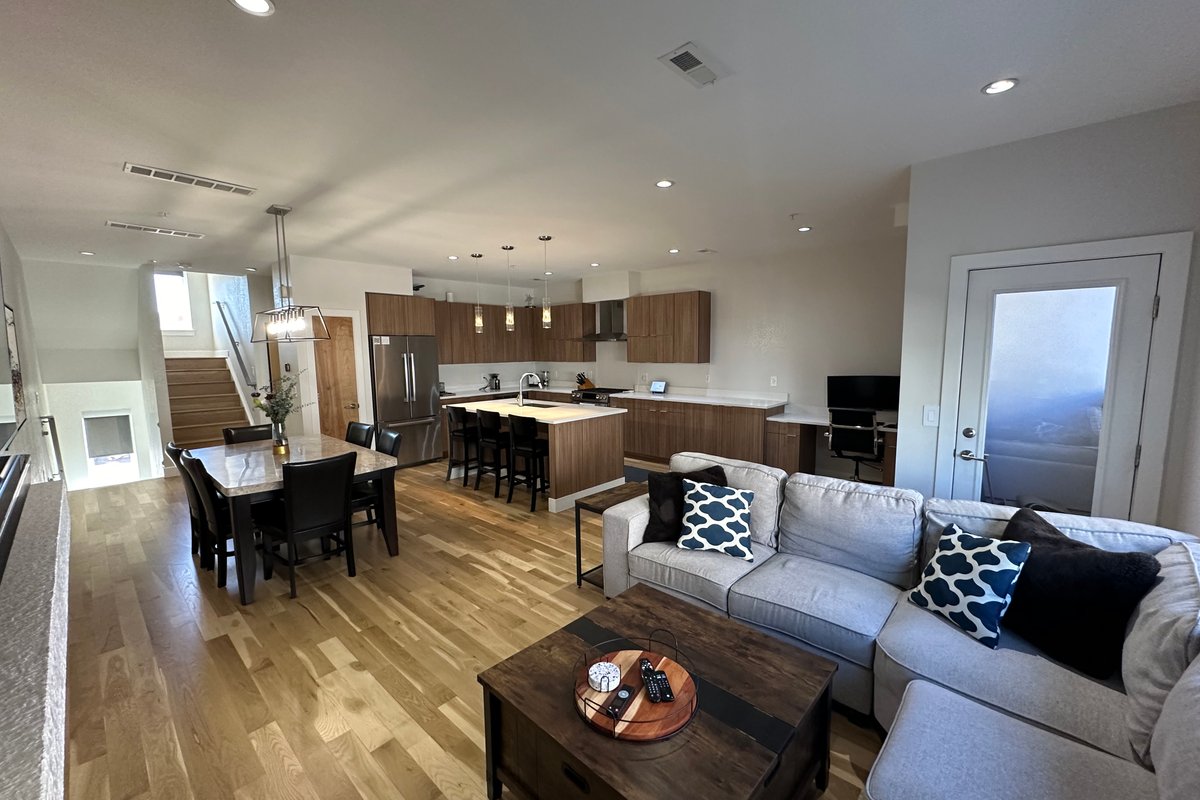 Heart of Tennyson – w/Rooftop Views & $0 cleaning