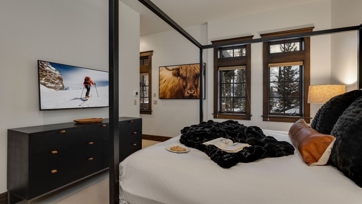 Hot Tub + Ski Shuttle – Switchback Lodge gallery image 2