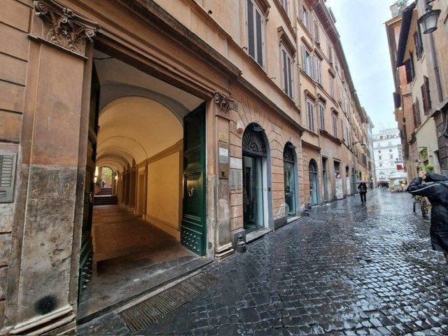 Luxury apartment in Trevi Fountain gallery image 4