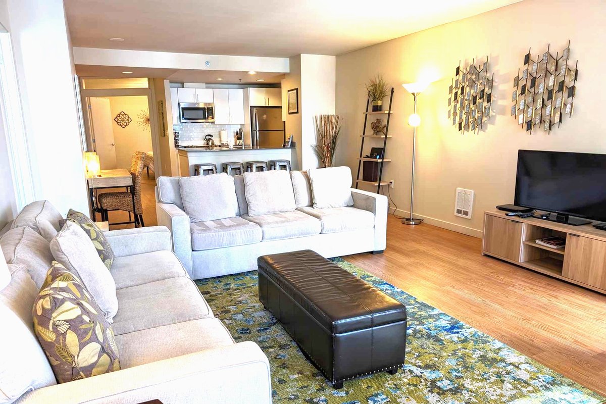 Huge at Harbor Steps ~ Pike Pl Market (6 ad max)