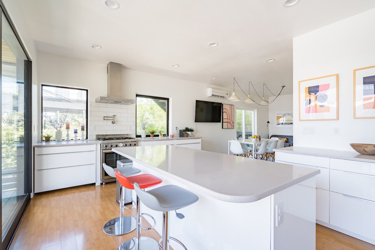 Pearl District Luxury • 2BR • AC • Sleeps 4 gallery image 4