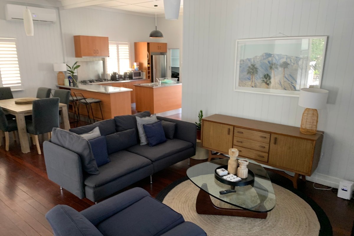 Charming 1920 4Br freestanding Plantation Qldr. gallery image 3