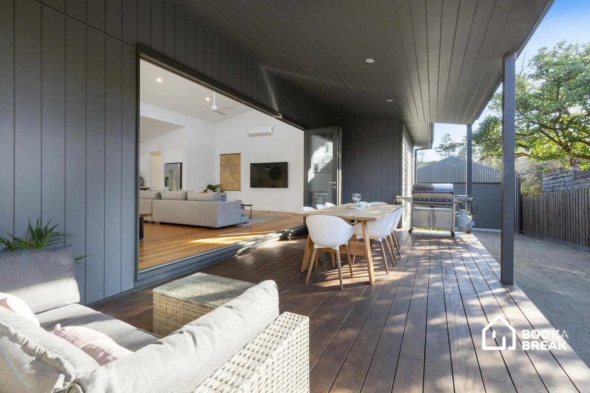 The Pelican – Stylish Poolside Oasis gallery image 4