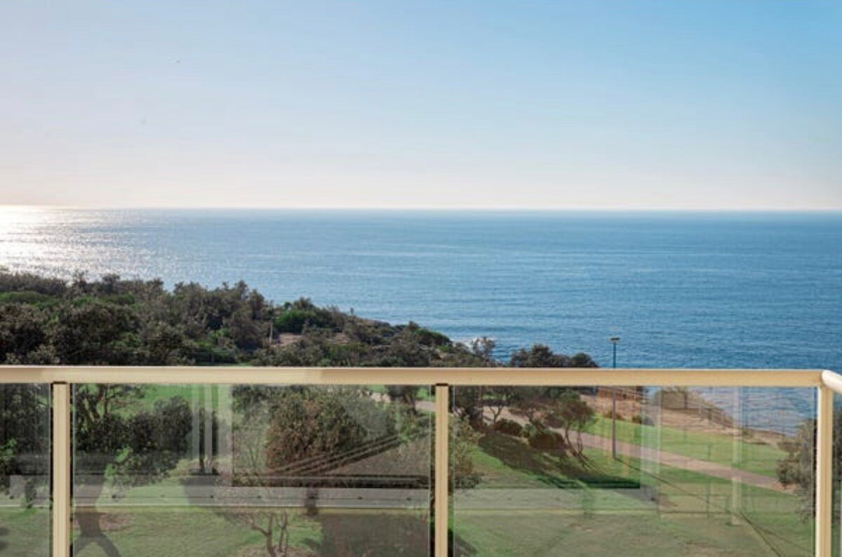 Waterfront Coogee Luxury. Steps to Beach. Pool. AC gallery image 5