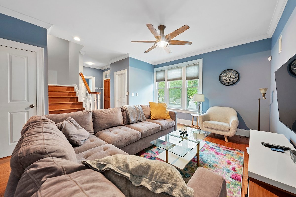 Combined 2 homes- 9BR/8 BTH, 25 beds Best Location gallery image 4