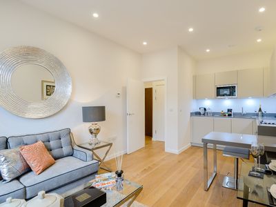 Perfectly Located 2bed 2bath Kensington