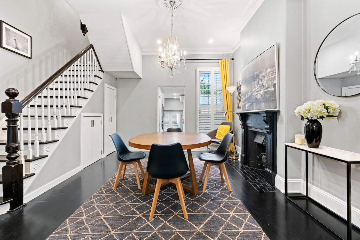 Ideally Located Stylish Modern Comfortable Terrace gallery image 2