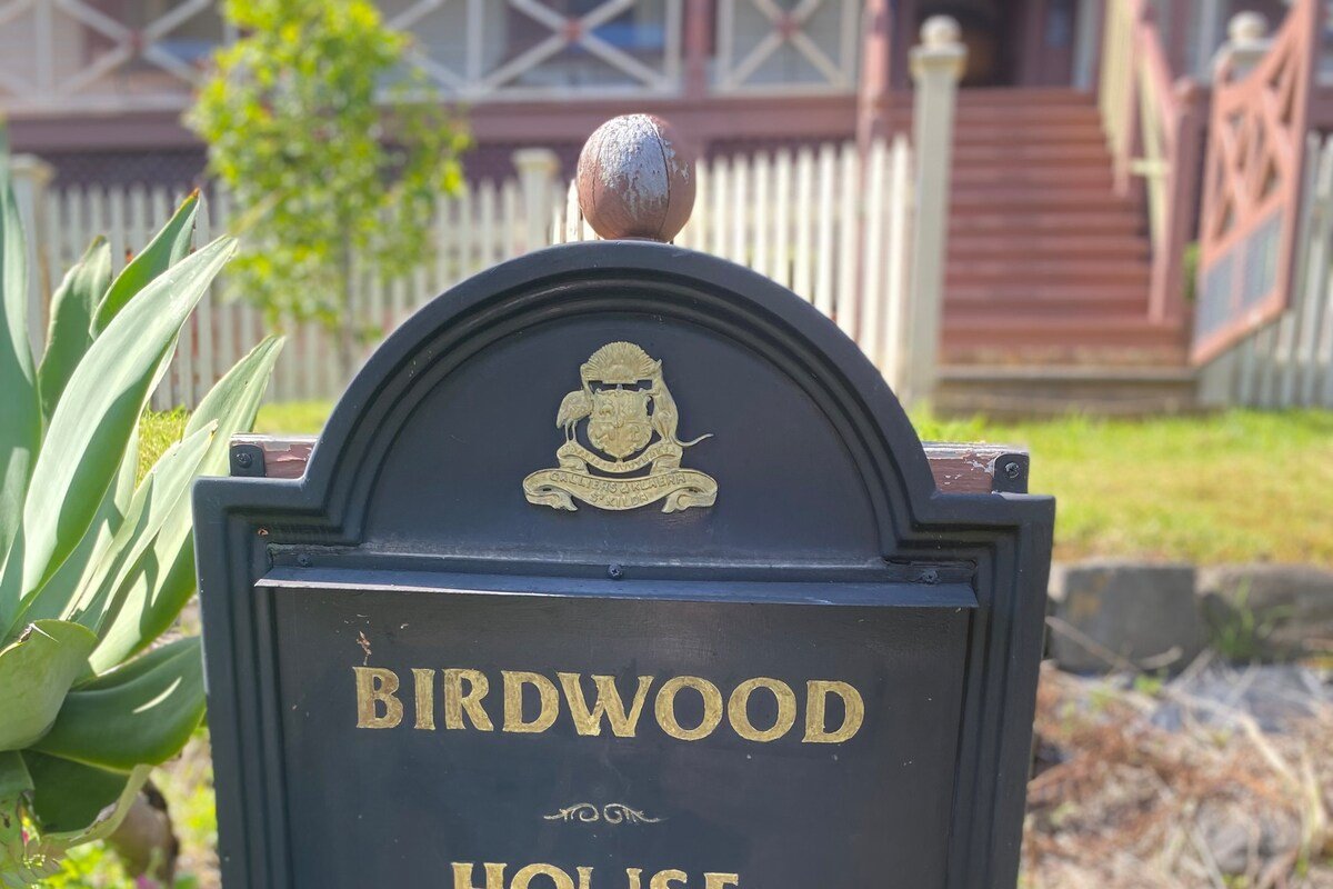 Large house, heart of Warburton (Birdwood House) gallery image 4