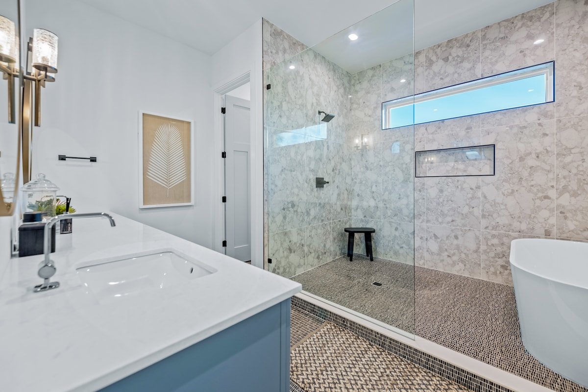 New Luxe Home with Rooftop Deck, Pool, Spa, Air gallery image 5