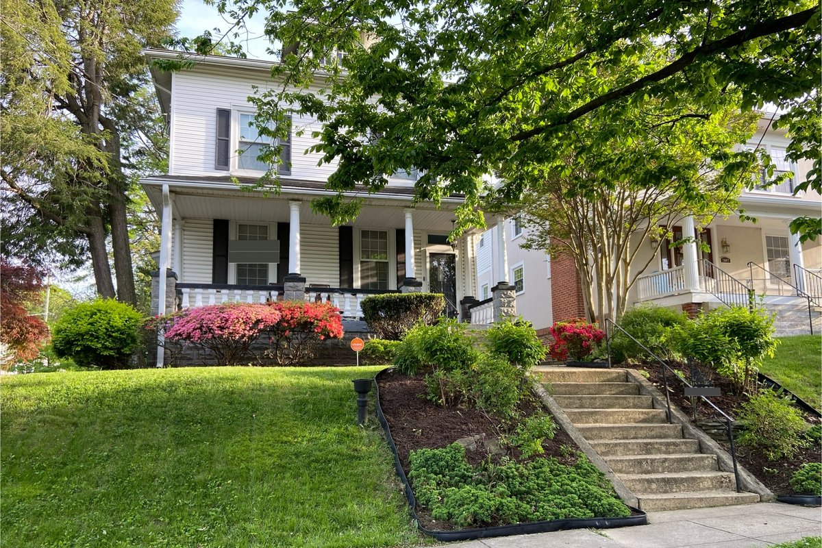 Spacious single family w/ free parking