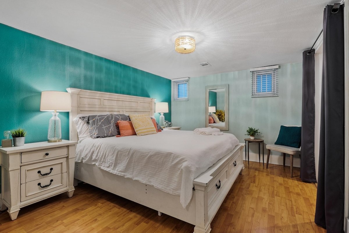 3 min to DU, gameroom, wifi, BBQ gallery image 4