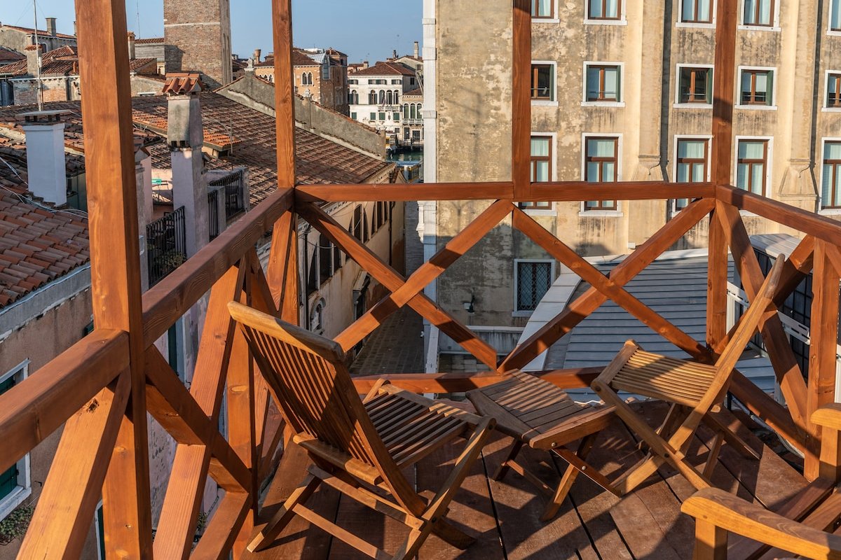 VeniceTownhouse, Entire Renovated Palazzo gallery image 2