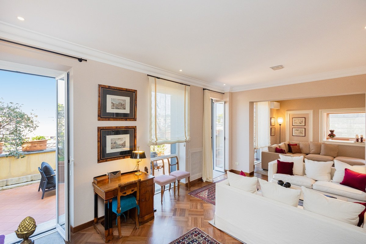 Rental In Rome – Panoramic penthouse in Trevi gallery image 3