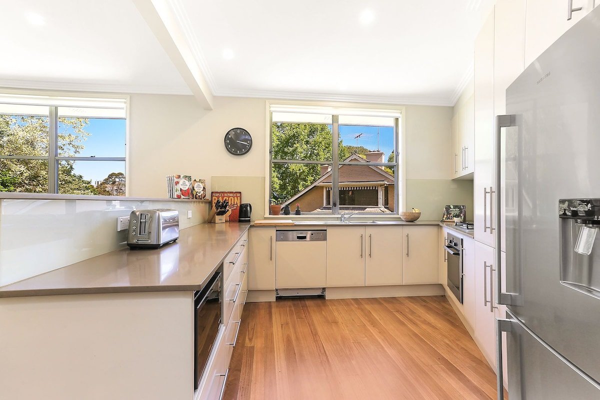 Private house with parking for five+ cars. gallery image 3