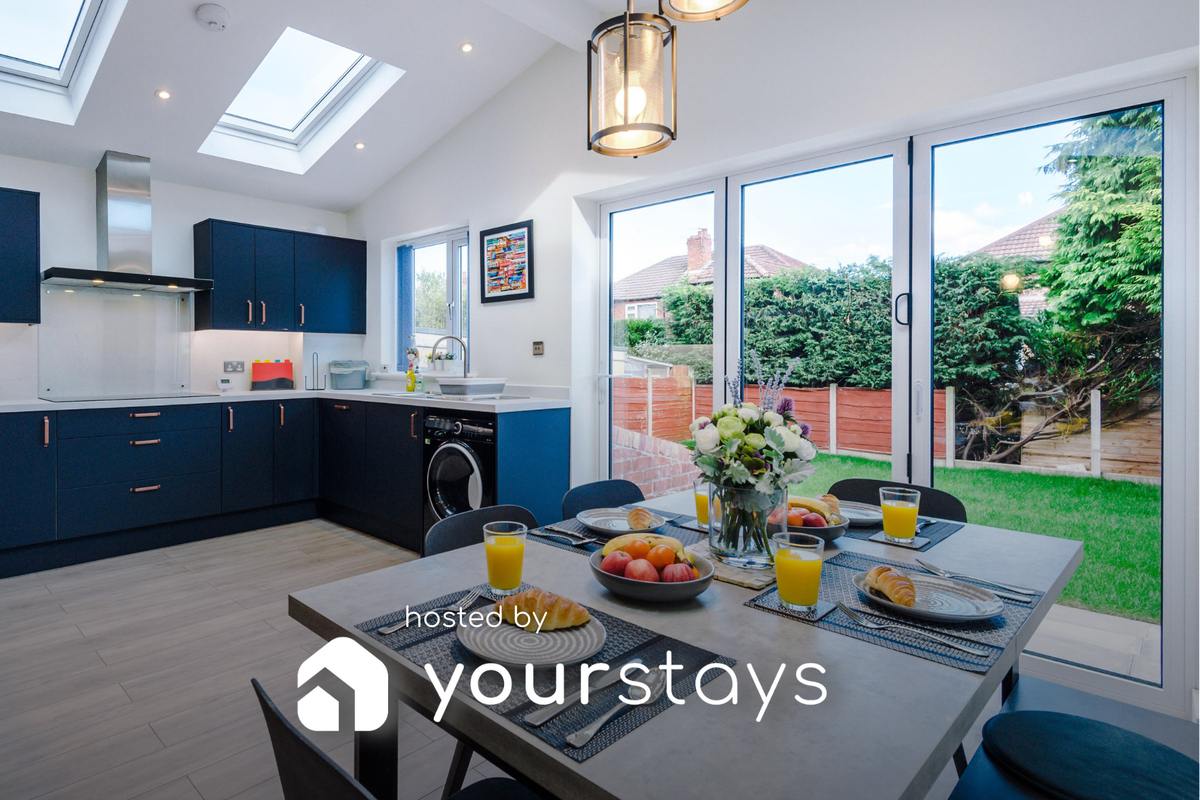 SLD Altrincham Spacious 3 Bedroom House