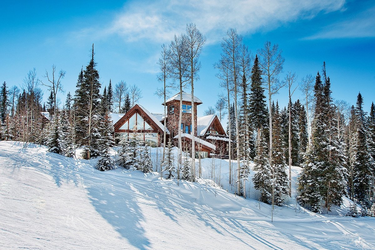 ALPEN RIDGE – Elevated Luxury Estate with