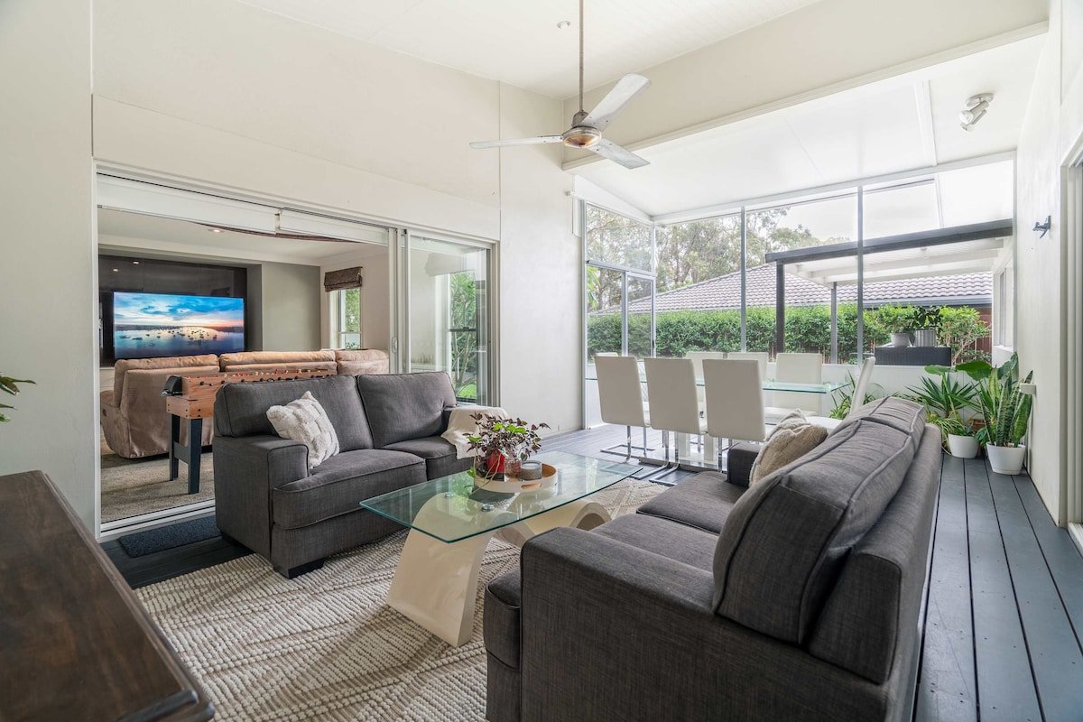 8 min to beach, Sleeps 12 + Pets gallery image 2