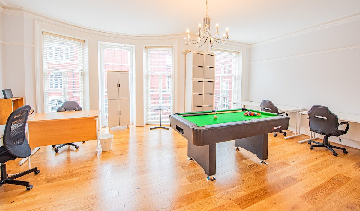 Luxury 4 Bed Flat with Pool Table and Office Space gallery image 3