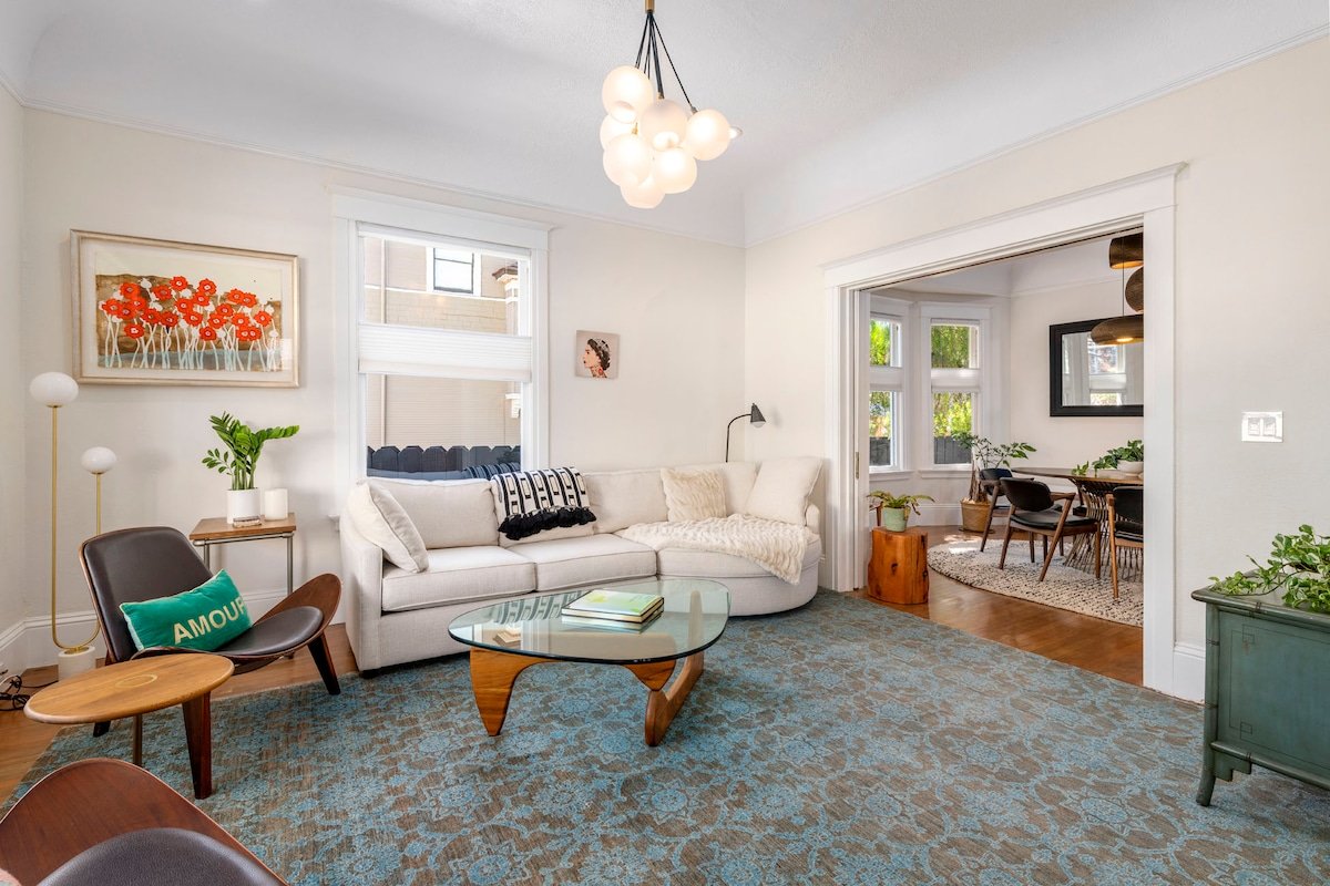 Spacious 4BR stay w/ Hot tub & Spacious Yard gallery image 4