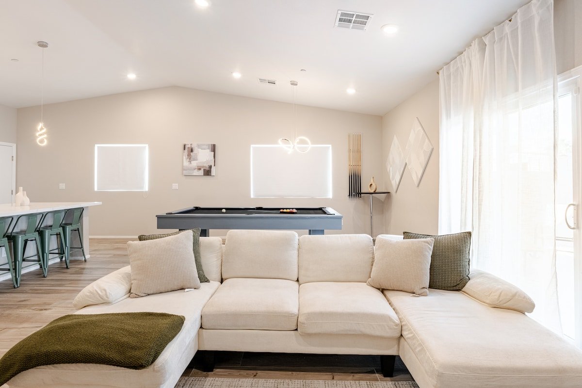 6 MILES from LAS VEGAS STRIP Spacious Family home gallery image 3