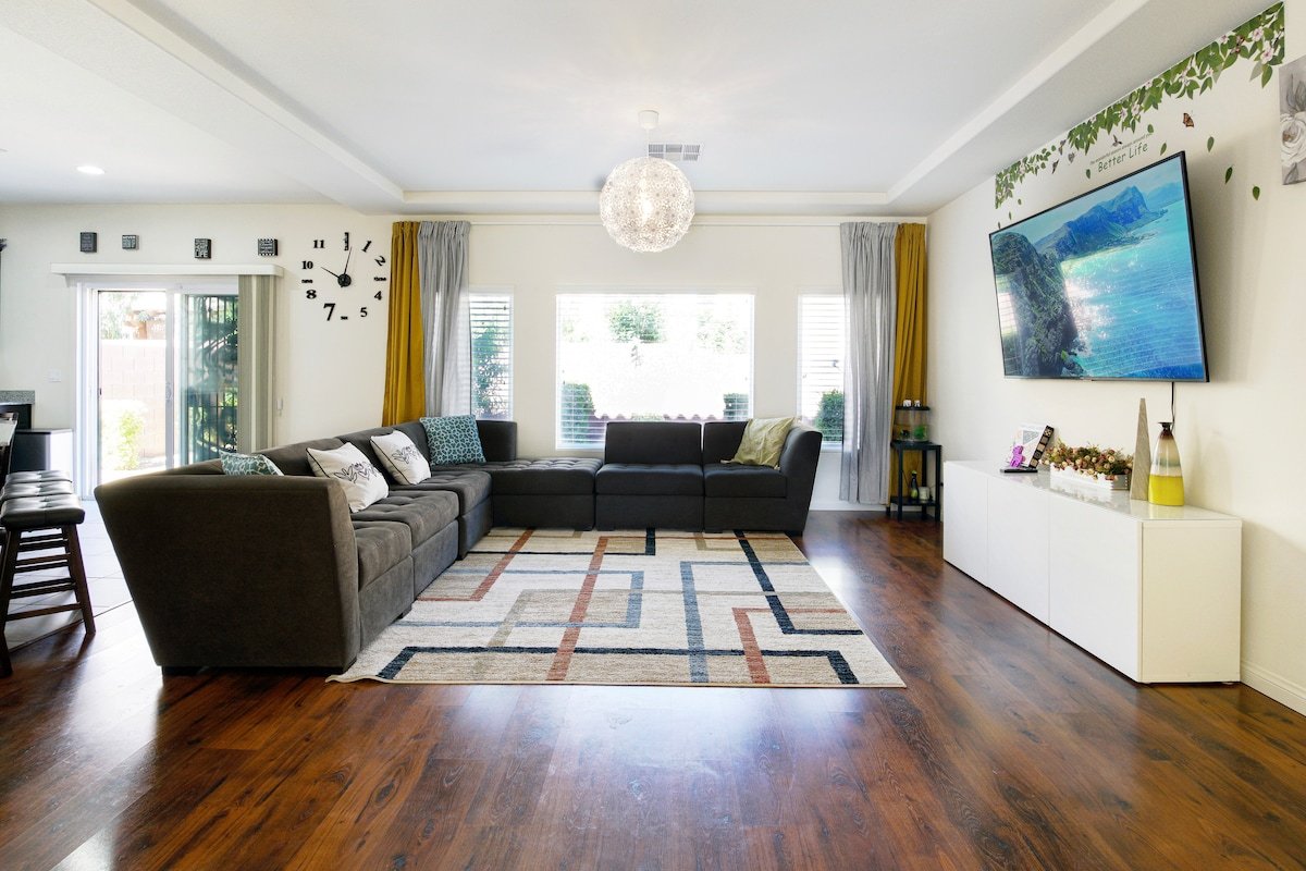 Holiday specials/ 5BR 10 min to airport &strip gallery image 2