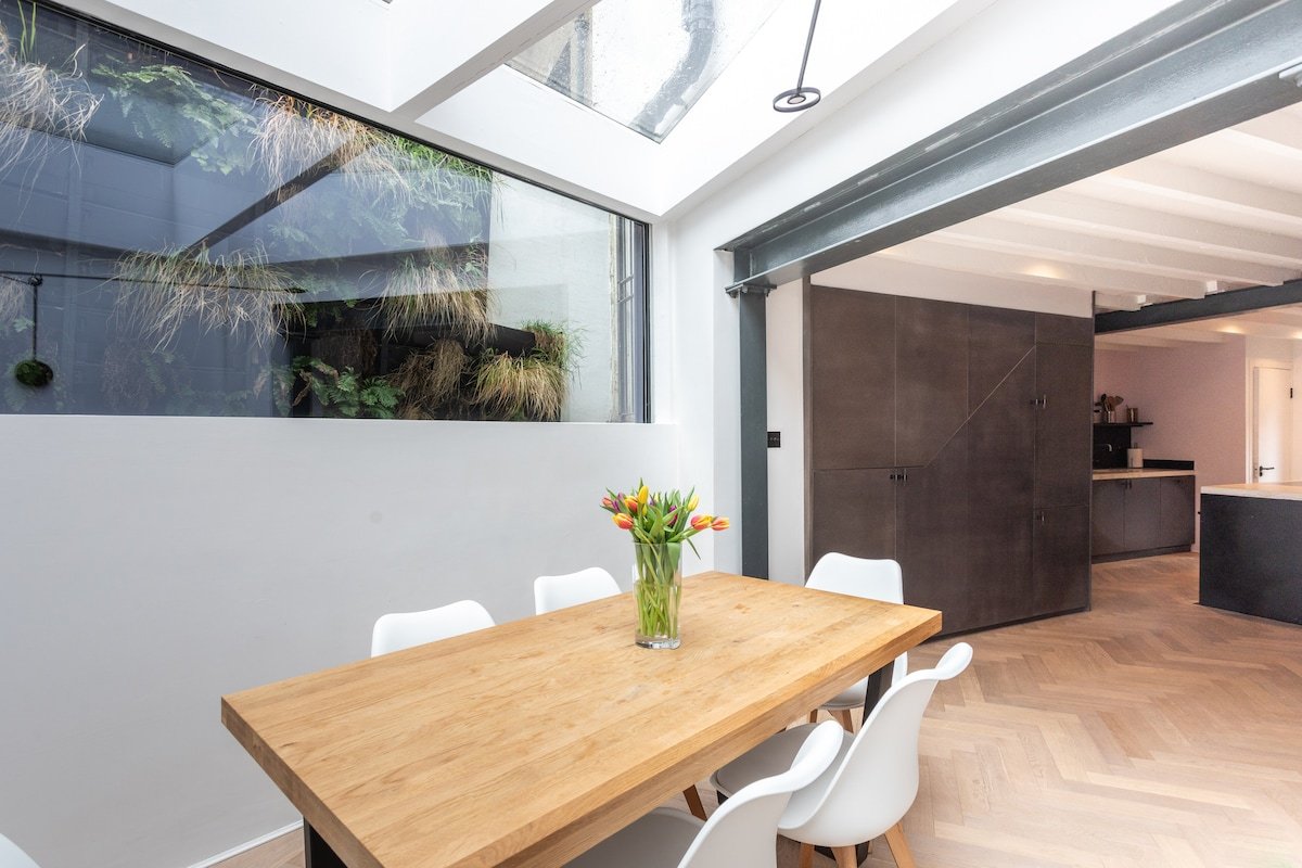 Stunning townhouse with large roof terrace gallery image 5