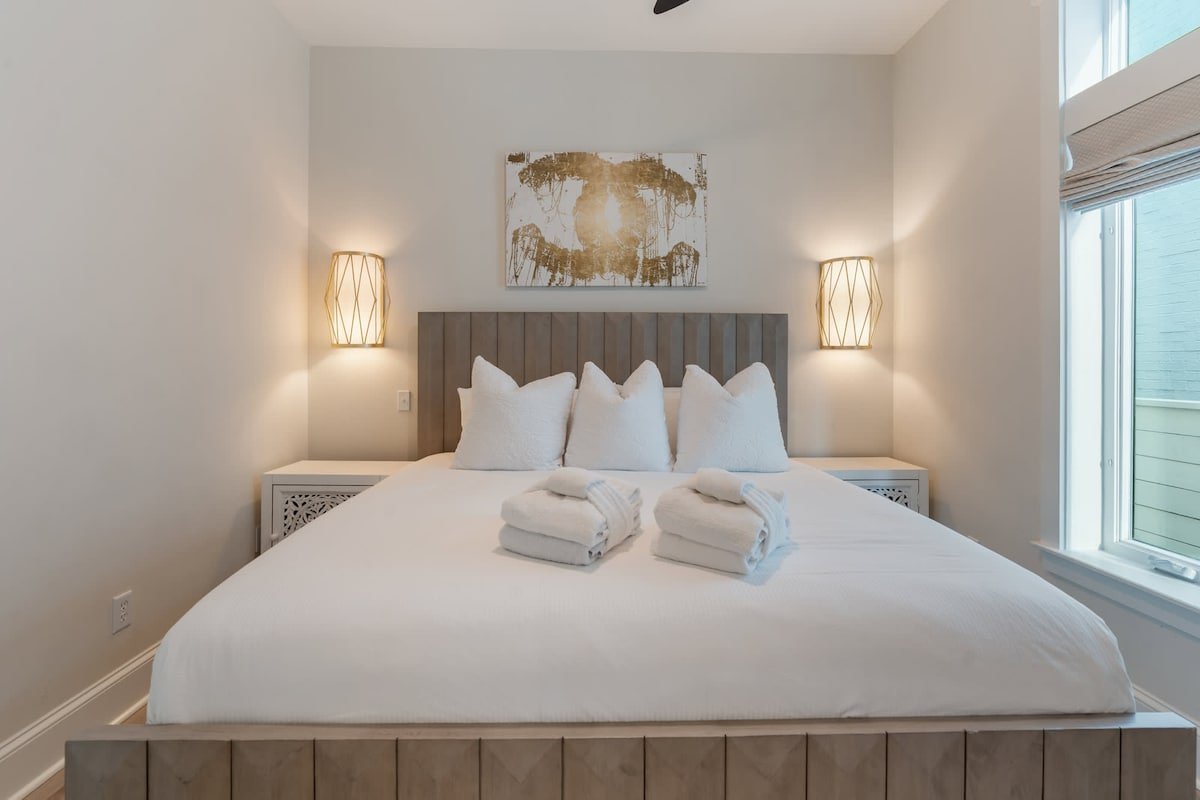 Bikinis & Martinis:Pool, LSV, Bikes + Pet Friendly gallery image 2