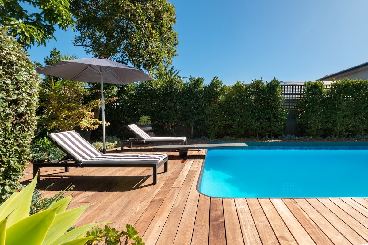 Molly’s Modernist Bayside Beach House gallery image 2